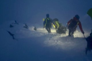 Dans des conditions difficiles et dramatiques, une équipe de l'organisation cantonale valaisanne des secours a sauvé samedi dans la nuit une cordée de quatre alpinistes sur le Lagginhorn. Air Zermatt